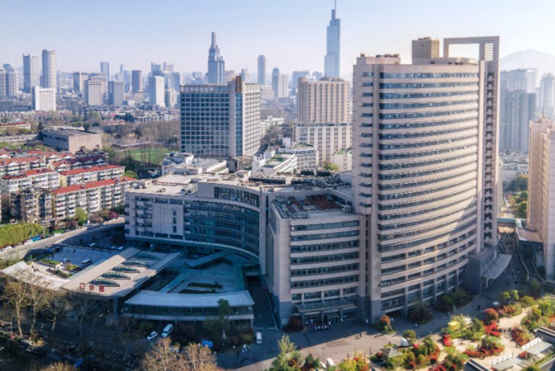 三甲医院的 “第一窗口”｜中佰定制化导诊台及医疗配套家具落地江苏省人民医院